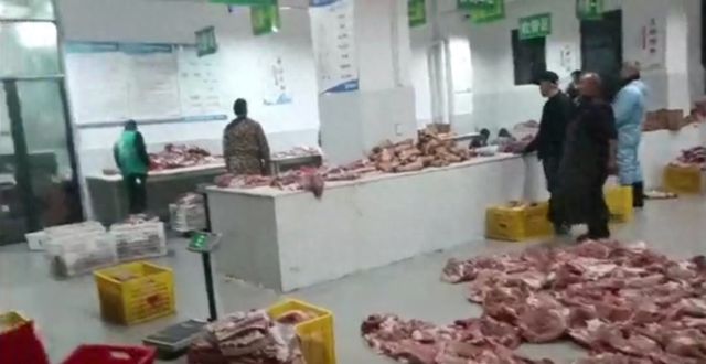 学校食材配送公司将大批猪肉扔地上湖南新宁县市场监管局：责令整